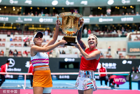 通过与球队 通过与球队