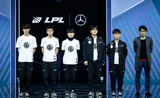 的表现振奋 的表现振奋