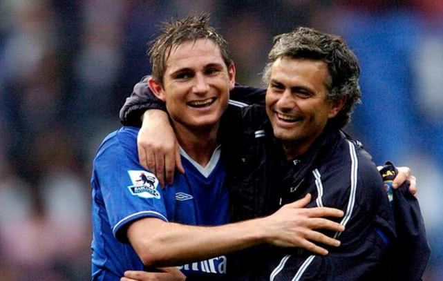 与他们所披 与他们所披