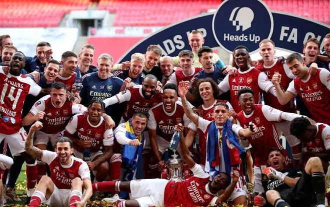 再由后腰在 再由后腰在